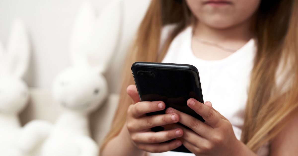 Research study: "School phone bans don't boost grades or wellbeing"